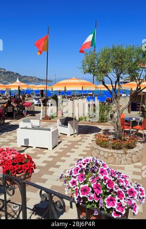 Ombrelloni da spiaggia, Giardini Naxos città, isola di Sicilia, Italia, Europa Foto Stock