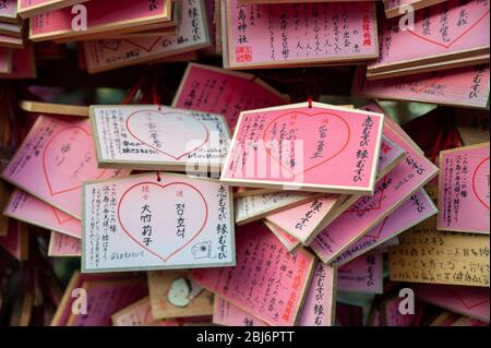 EMA (絵馬, 'picture-horse') piccole placche di legno, comune al Giappone, in cui Shinto e adoratori buddisti scrivere preghiere o desideri.Enoshima Santuario. Foto Stock