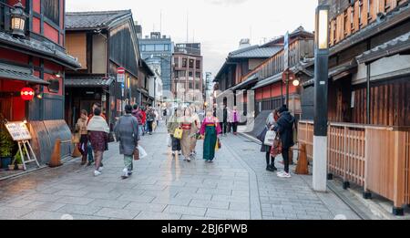 Una delle strade della città vecchia di Gion, caratterizzata da case tradizionali giapponesi e strade strette Foto Stock