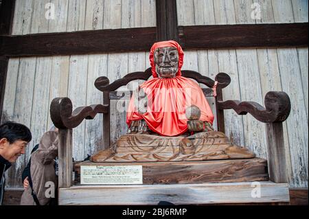 Statua in legno di Binzuru (Pindola), un discepolo del Buddha nella Sala del Grande Buddha (Daibutsuden), tempio Todai-ji. Foto Stock