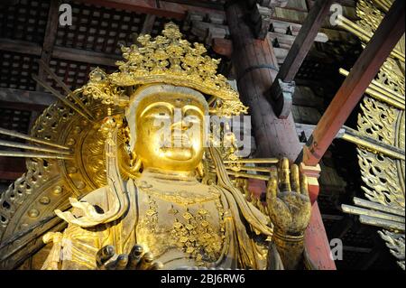 Statua di Buddha nel tempio di Todai-ji a Nara, Giappone. La statua è un'imponente statua di bronzo di 15 metri del Buddha Vairocana, nota come Daibutsu. Foto Stock