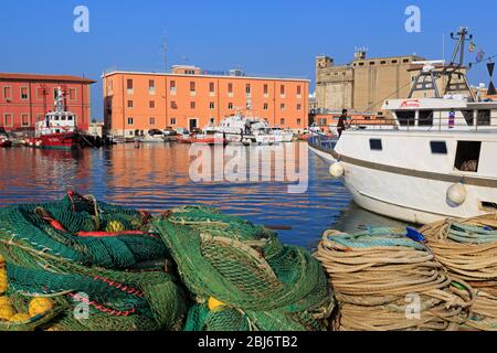 Barche da pesca in Darsena Vecchia, la città di Livorno, Toscana, Italia, Europa Foto Stock