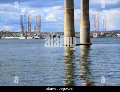 Piattaforme di perforazione per carri petroliferi a Dundee Dockside con colonne del molo di ponte Tay Road in primo piano Foto Stock