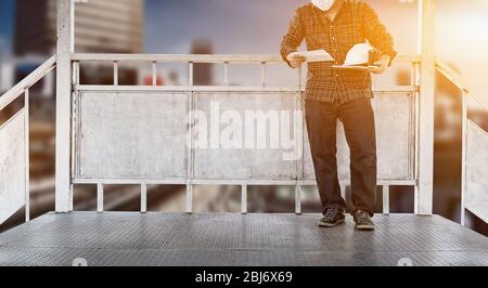 COVID-19 e concetto di disoccupazione. Rassegnazione e stressante. Perdita di posti di lavoro del virus Corona in Thailandia. Problemi economici per i lavoratori. Foto Stock