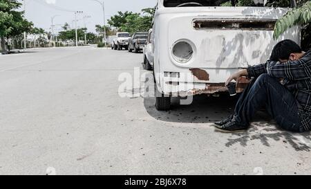 COVID-19 e concetto di disoccupazione. Rassegnazione e stressante. Perdita di posti di lavoro del virus Corona in Thailandia. Problemi economici per i lavoratori. Foto Stock