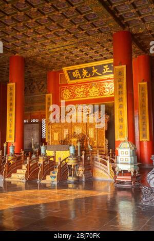Pechino, Cina - 9 2020 gennaio: Un trono all'interno di Qianqinggong (Palazzo di purezza celeste) nella Città Proibita Foto Stock