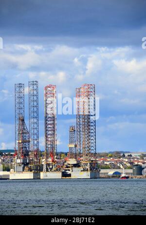 Piattaforme di perforazione per carri petroliferi presso Dundee Dockside Foto Stock