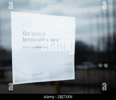 L'avviso di chiusura del punto vendita sulla porta di vetro informa i clienti della temporanea indisponibilità dei servizi Foto Stock