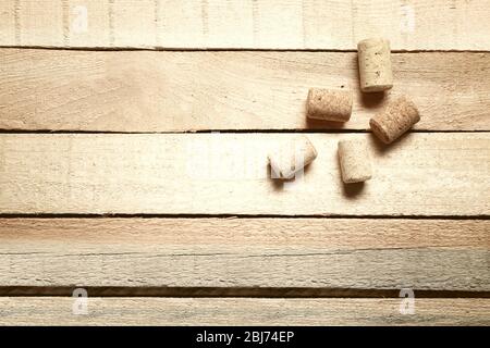 Cinque tappi di vino su sfondo di legno Foto Stock