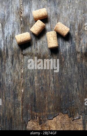 Cinque tappi di vino su sfondo di legno antico Foto Stock
