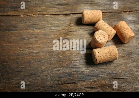 Cinque tappi di vino su vecchio sfondo di legno, primo piano Foto Stock