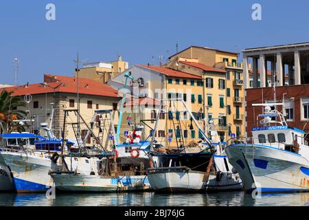 Barche da pesca in Darsena Vecchia, la città di Livorno, Toscana, Italia, Europa Foto Stock