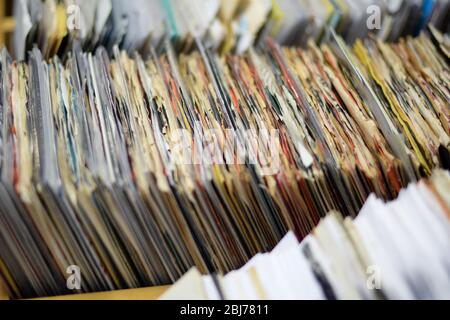 Vecchi dischi in vinile impilati in cassa Foto Stock