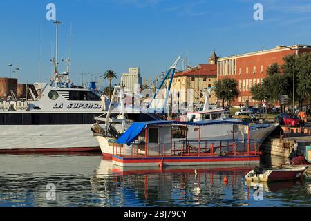 Barche da pesca in Darsena Vecchia, Livorno, Toscana, Italia, Europa Foto Stock