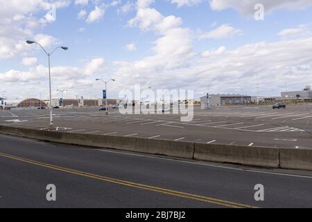 Arlington, Virginia/USA - 28 aprile 2020: Un parkinglot vuoto all'aeroporto nazionale Ronnald Regan Washington. Durante Covid-19. Foto Stock