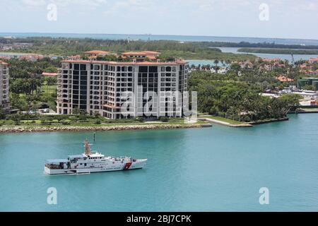 Nave DELLA Guardia Costiera DEGLI STATI UNITI che passa per Fisher Island Miami Beach durante Covid Lockdown Foto Stock