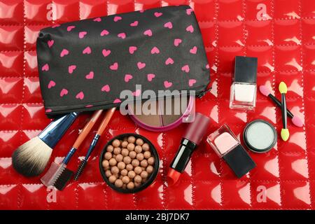 Set trucco con estetista, pennelli e cosmetici su sfondo bianco Foto stock  - Alamy