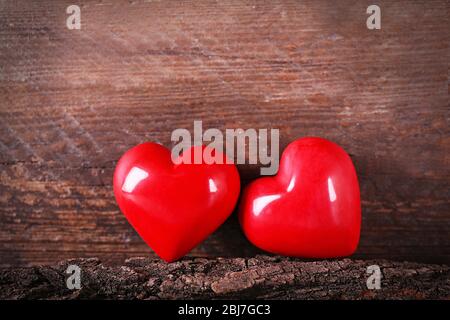 Concetto di San Valentino. Due cuori rossi su sfondo di legno Foto Stock