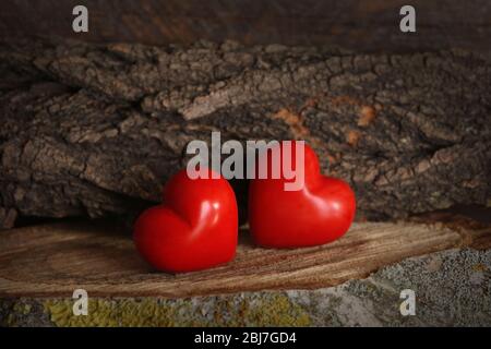 Concetto di San Valentino. Due cuori rossi su sfondo di legno Foto Stock