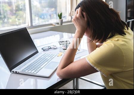 Le donne imprenditoriali hanno sottolineato fuori dal lavoro. Concetto di stile di vita. Problemi sociali. Sindrome di Healthcare e Office. Crisi economica e critica de Foto Stock