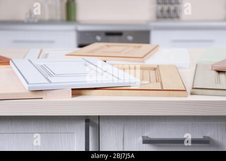 Esempi di pannelli di legno per mobili e porte su tavolo luminoso Foto Stock