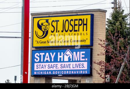 St Joseph MI USA Aprile 23 2020; UN cartello pubblico di servizio su una scuola superiore locale ricorda alle persone del Michigan di rimanere a casa e stare al sicuro sotto le distanze pubbliche Foto Stock