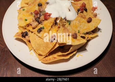 Immagine dall'alto di Macho Nachos su un tavolo di legno. Foto Stock