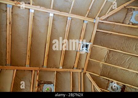 CoveringCovering isolamento lana minerale con l'uso di soffitta con barriera in fibra di vetro isolante a freddo lana minerale con l'uso di barriera termica Foto Stock