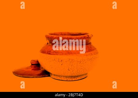 Portadecapelle in ceramica color giallo isolato su sfondo giallo.portadecapaggio in ceramica color giallo isolato su sfondo giallo. Foto Stock