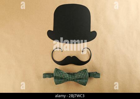 Cabina fotografica con bowler, baffi e cravatta a prua Foto Stock