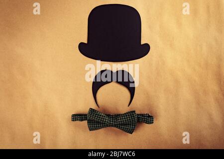 Cabina fotografica con bowler, baffi e cravatta a prua Foto Stock
