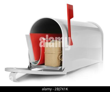 Cassetta postale con confezione regalo e corrispondenza isolata su bianco Foto Stock