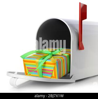 Casella postale con confezione regalo isolata su bianco Foto Stock
