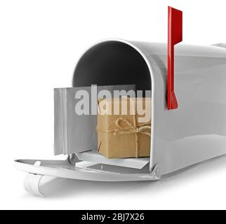 Cassetta postale con confezione regalo e corrispondenza isolata su bianco Foto Stock