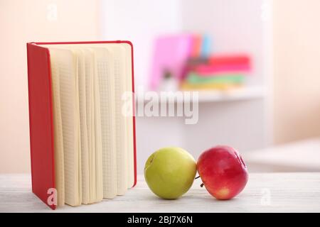 Libri e mela sul tavolo, primo piano Foto Stock