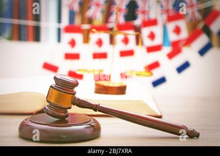 Gavel e libro aperto su tavolo di legno, primo piano Foto Stock