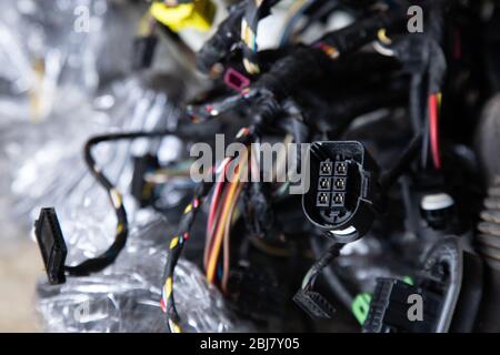 Primo piano della guida motore della vettura, spina dei fili multicolore, contatti - un cablaggio di un veicolo. Comunicazione elettrica, fili in una o Foto Stock