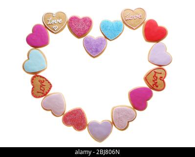 Cuore fatto di gustosi biscotti colorati isolato su sfondo bianco Foto Stock