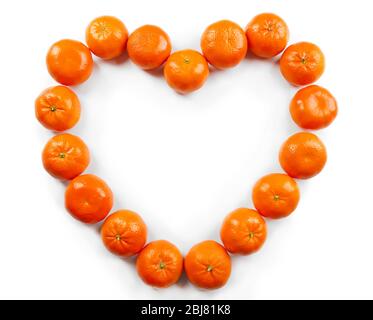 Tangerini arancioni colorati posizionati a forma di cuore su sfondo bianco, vista dall'alto Foto Stock