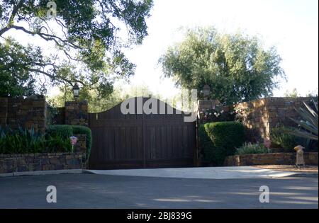 Los Angeles, California, USA 28 aprile 2020 una visione generale dell'atmosfera di ex casa di Tom Cruise ed Eva Longoria al 7860 Torreyson Drive il 28 aprile 2020 a Los Angeles, California, USA. Foto di Barry King/Alamy Stock Foto Foto Stock