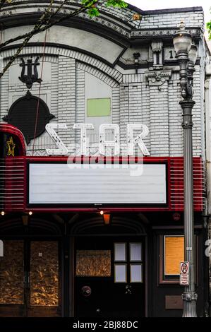 Marquee della sede musicale dello Star Theatre, che riflette l'assenza di spettacoli a causa dell'ordine obbligatorio di Shelter-in-Place dell'Oregon come risposta alla pandemia di Coronavirus Covid-19 a Portland, Oregon, USA il 26 aprile 2020. Foto ©Anthony Pidgeon Foto Stock