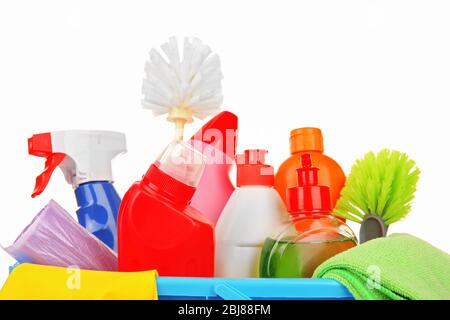 Set di pulizia con utensili e prodotti, isolato su bianco Foto Stock
