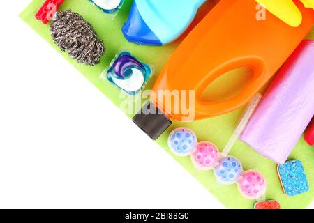 Set di pulizia con utensili e prodotti, isolato su bianco Foto Stock