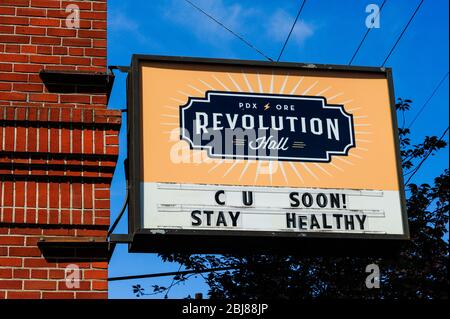 Il luogo musicale del Marquee of Revolution Hall riflette l'ordine obbligatorio di Shelter-in-Place dell'Oregon in risposta alla pandemia di Coronavirus Covid-19 a Portland, Oregon, USA il 26 aprile 2020. Foto ©Anthony Pidgeon Foto Stock