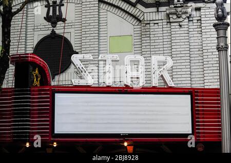 Marquee della sede musicale dello Star Theatre, che riflette l'assenza di spettacoli a causa dell'ordine obbligatorio di Shelter-in-Place dell'Oregon come risposta alla pandemia di Coronavirus Covid-19 a Portland, Oregon, USA il 26 aprile 2020. Foto ©Anthony Pidgeon Foto Stock