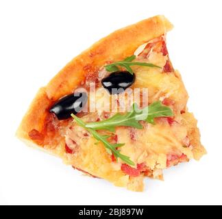 Fetta di pizza appena sfornata isolata su bianco Foto Stock