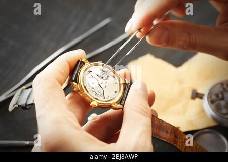 Il meccanismo di riparazione delle mani del guardiano vecchio closeup dell'orologio Foto Stock