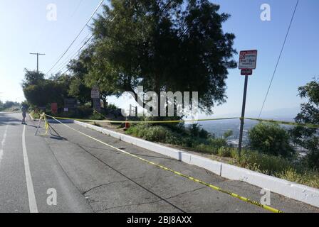 Los Angeles, California, USA 28 aprile 2020 UNA vista generale dell'atmosfera del parco Universal City Overlook è chiusa a causa della pandemia coronavirus 19 e delle persone che praticano le distanze sociali durante il Stay at Home Order il 28 aprile 2020 a Los Angeles, California, USA. Foto di Barry King/Alamy Live News Foto Stock