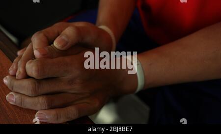 Colpevoli di crimine quando interrogati alla stazione di polizia, con fuoco selettivo, foto rumore, sfocato e un po 'di scuotimento Foto Stock