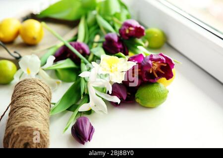 Un bouquet di tulipani violetti e iridi bianchi, primo piano Foto Stock